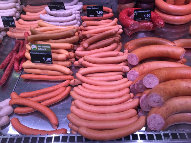 charcuterie-VILLENEUVE D ENTRAUNES-min_sausages_meat_butchery-1069321